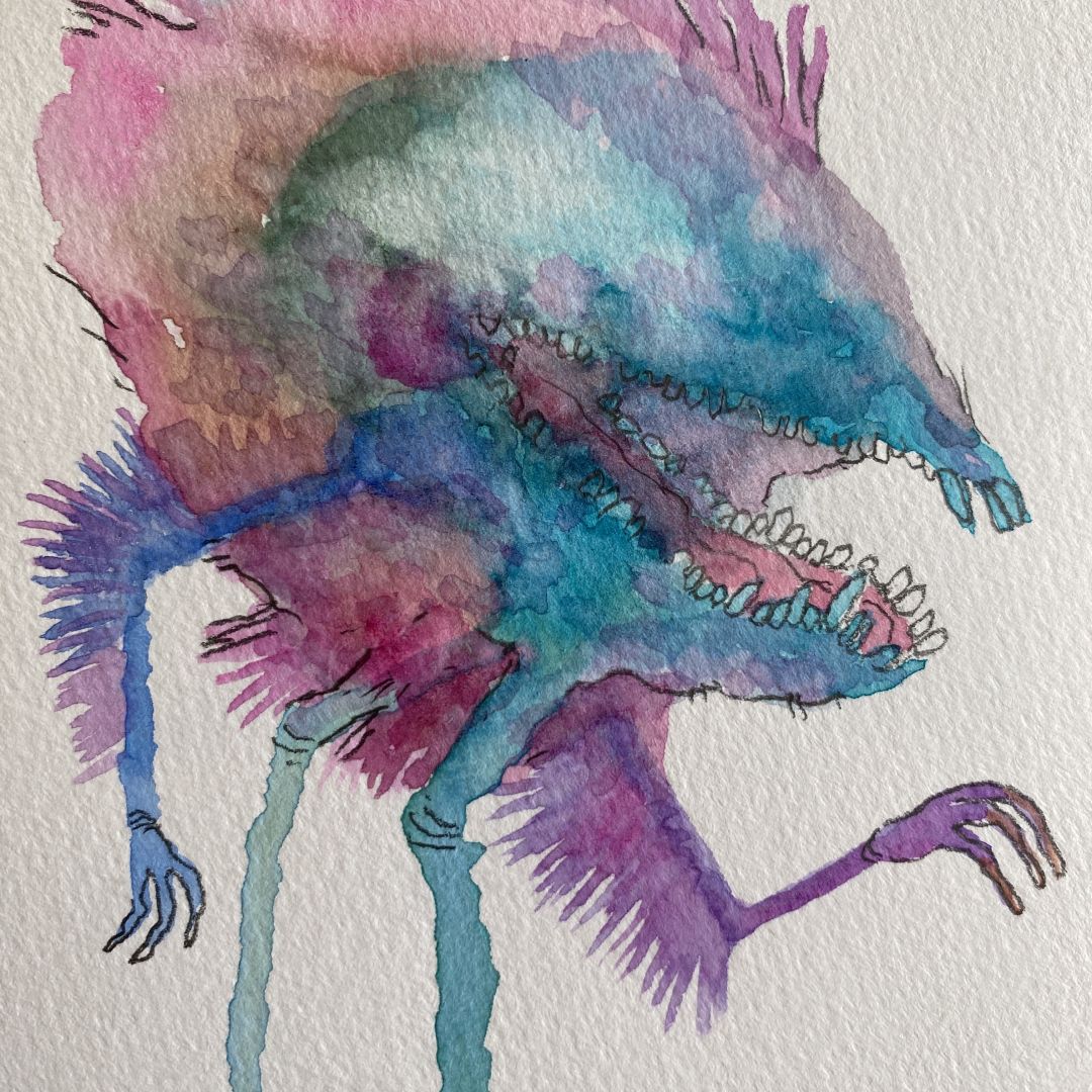 Detalle de la acuarela, es un personaje con boca grande y colores con manzhas azules y lilas, el contorno es de lapiz, no tiene ojos, los brazos son largos y las manos puntiagudas