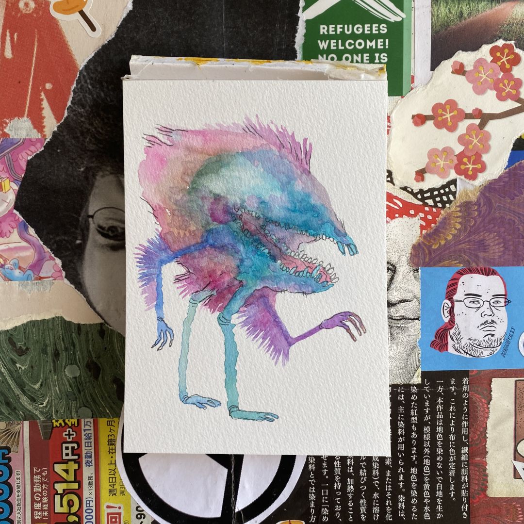 Ilustración en acuarela de una criatura emplumada con patas y brazos largos y una boca que es el torzo y la cabeza. Colores azules, rosas y morados.
De fondo un collage con recortes de periódico, una A de anarquía y muchas cosas más