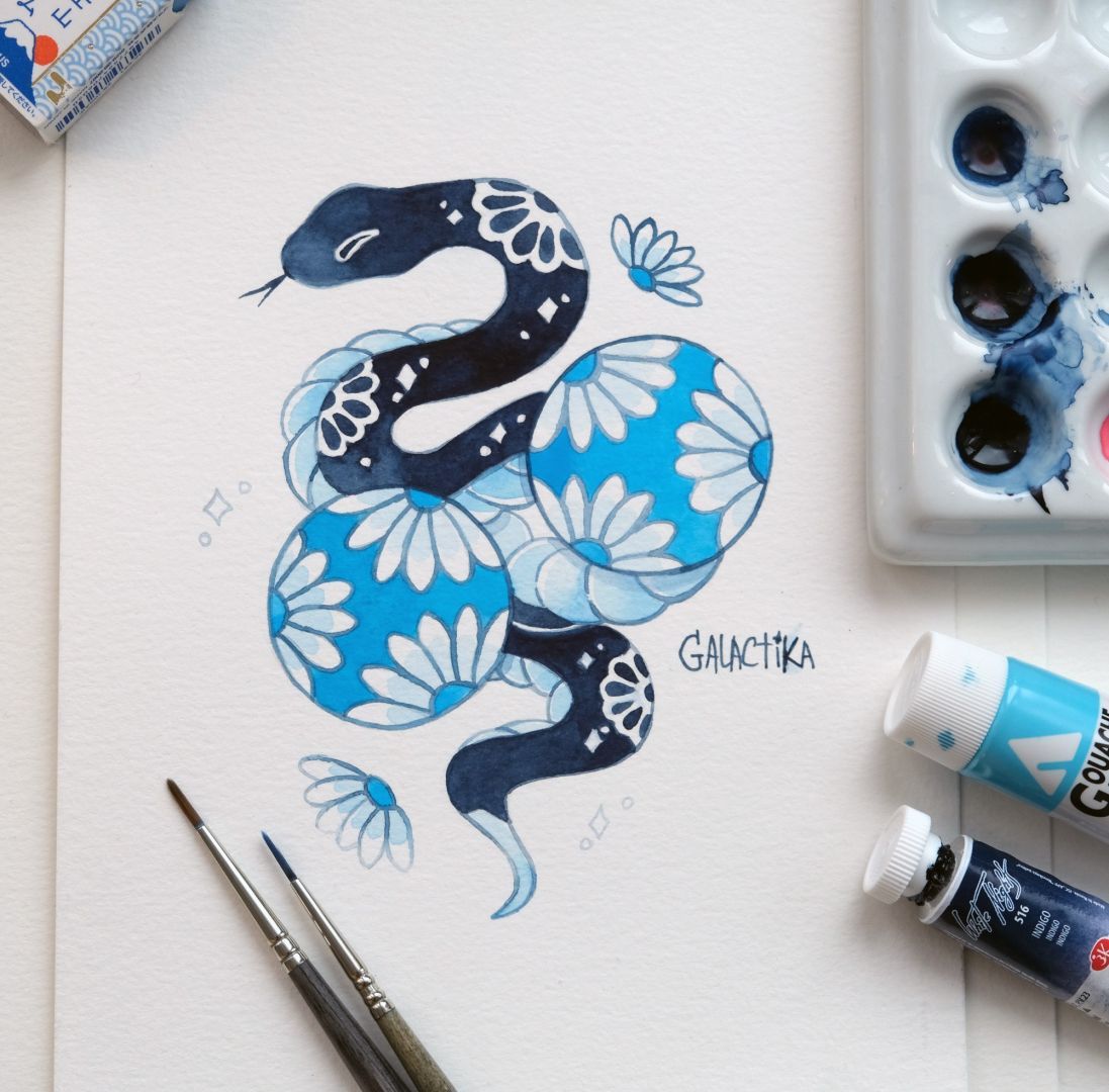 Es una foto de mi ilustración de una Serpiente azul índigo, con bolas azules de motivos de flores japonesas.